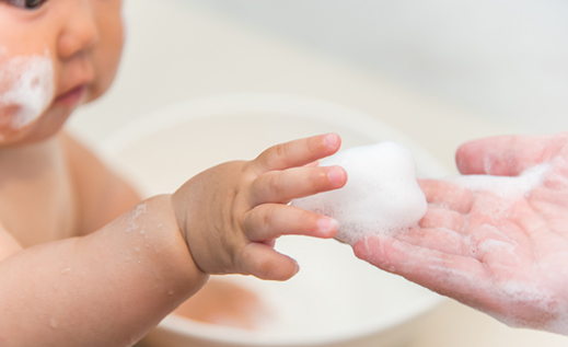石鹸を使う親子の手